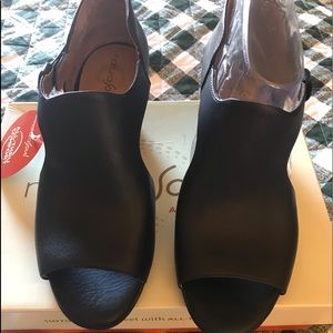 BRAND NEW ) NATURAL  SOUL heels . Size  8.5 GREAT  SHOES and GREAT BUY !! 👠